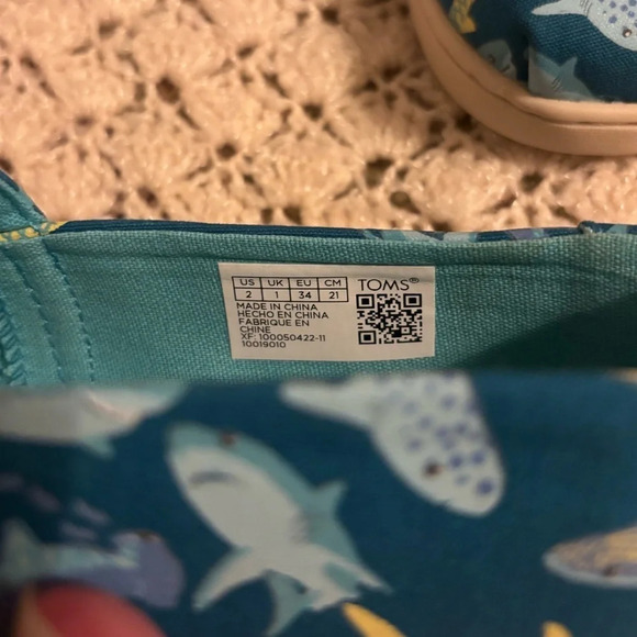 TOMS Shark Glow-in-the-Dark Slip On Shoes Youth Alpargata Sharks - Picture 7 of 8